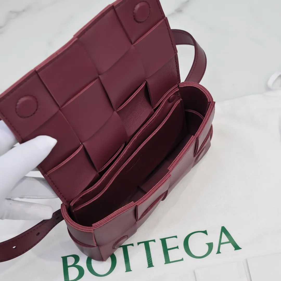 #𝐓𝐇𝐄 𝐁𝐄𝐋𝐓 𝐂𝐀𝐒𝐒𝐄𝐓𝐓𝐄 Checkered waist bag🔻 The hot cassette has a new style. The lambskin material is very light and has the same high-grade touch as always. It can be used as a handbag, waist bag, crossbody, or shoulder bag. Small and exquisite but very easy to use, it is stress-free to install iPhone plus, 💄lipstick 🕶️sunglasses! It continues the square shape of the cassette bag and does not deform after loading. It has a very concave shape! 【6815#】 Size: 17.5*9.5*5cm